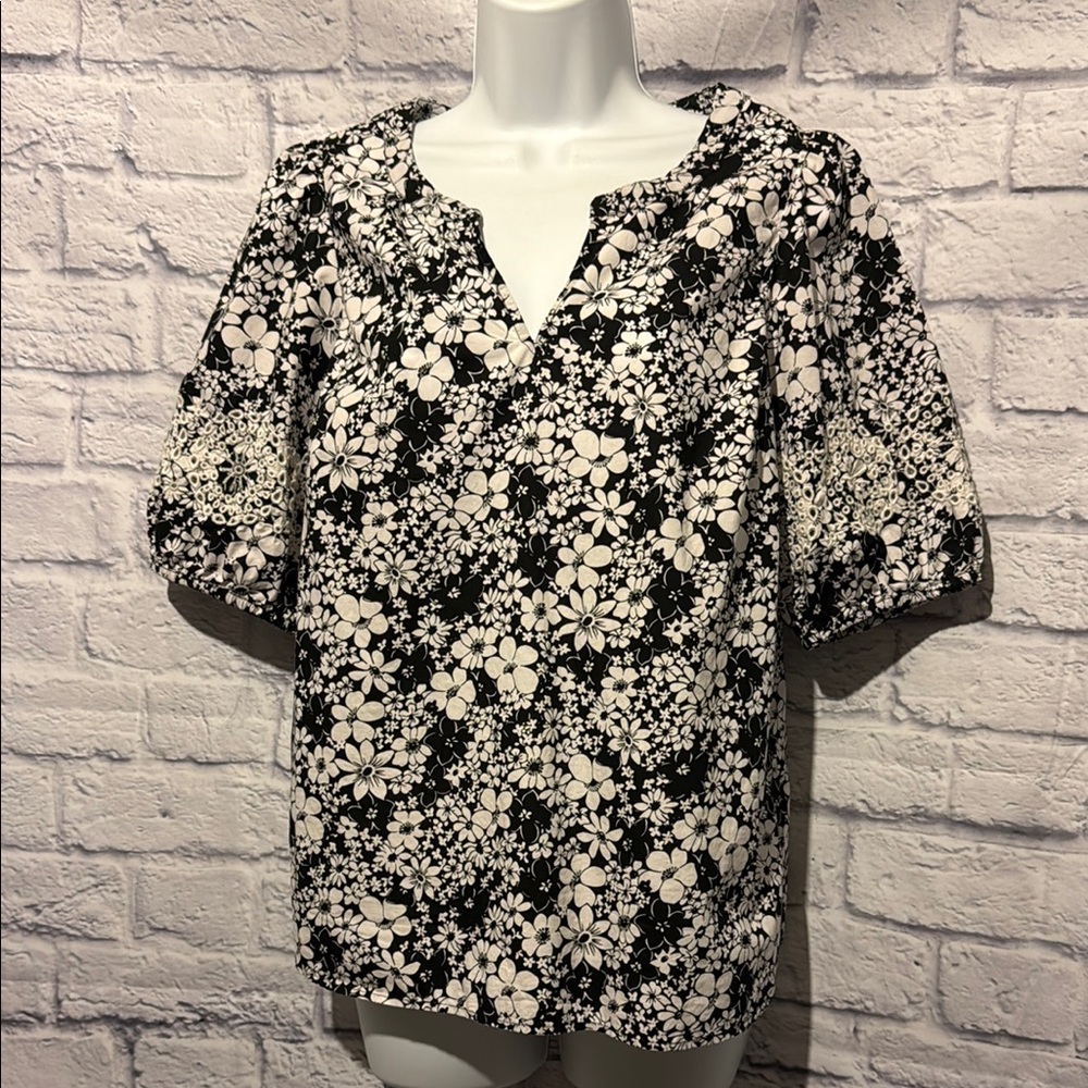Talbots Petite Black and White Puff Sleeve Floral Blouse Size Medium Petite